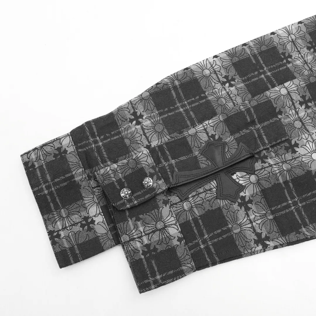 P240 Model No. Y630 CHROME HEARTS/CHROOME HEARTS CH All-over printed dark flower long-sleeved shirt. Custom-woven and dyed pure cotton sesame bottom plaid fabric. The finished fabric is then printed with dark flowers. The whole garment is hand-cut on the grid. The labor cost is high at the end of the year. Genuine leather hand-embroidered sleeves. High-quality distressed children's flower four-button buttons. The first batch on the entire network. Size: S-L